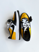 Load image into Gallery viewer, Nike Womens Athletic Shoes Womens 8
