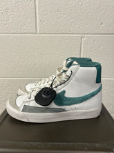 Load image into Gallery viewer, Nike Womens Athletic Shoes Womens 6
