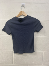 Load image into Gallery viewer, Vuori Athletic Top Size Extra Small
