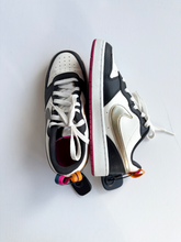 Load image into Gallery viewer, Nike Womens Athletic Shoes Womens 8
