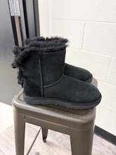 Load image into Gallery viewer, Uggs Boots Womens 7
