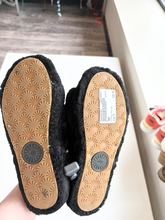 Load image into Gallery viewer, Uggs Casual Shoes Womens 6
