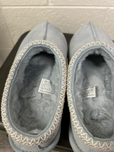 Load image into Gallery viewer, Uggs Casual Shoes Womens 9
