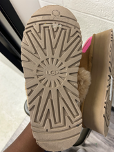 Load image into Gallery viewer, Uggs Casual Shoes Womens 9

