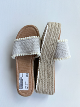 Load image into Gallery viewer, Casual Shoes Womens 7.5
