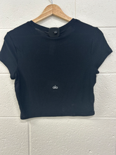 Load image into Gallery viewer, Alo Athletic Top Size Medium
