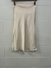 Load image into Gallery viewer, Dress Size Medium
