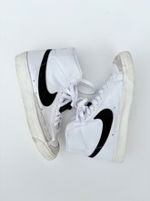 Load image into Gallery viewer, Nike Womens Athletic Shoes Womens 7.5
