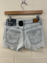 Load image into Gallery viewer, American Eagle Shorts Size 00
