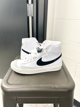 Load image into Gallery viewer, Nike Womens Athletic Shoes Womens 6
