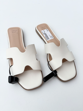 Load image into Gallery viewer, Sandals Womens 9
