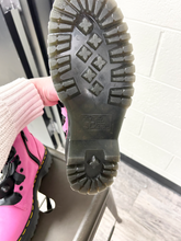 Load image into Gallery viewer, Dr Martens Boots Womens 7
