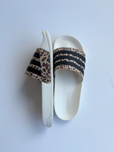 Load image into Gallery viewer, Adidas Sandals Womens 9
