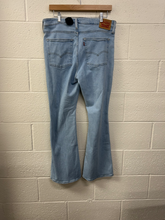 Load image into Gallery viewer, Levi Denim Size 13/14 (32)

