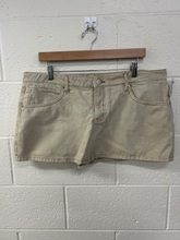 Load image into Gallery viewer, Garage Shorts Size Extra Large

