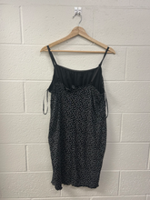 Load image into Gallery viewer, Forever 21 Dress Size 2XL
