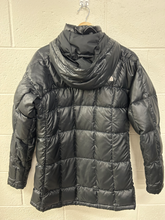 Load image into Gallery viewer, North Face Heavy Outerwear Size Medium
