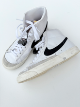 Load image into Gallery viewer, Nike Womens Athletic Shoes Womens 7.5
