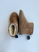 Load image into Gallery viewer, Uggs Boots Womens 10
