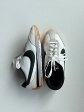 Load image into Gallery viewer, Nike Womens Athletic Shoes Womens 7
