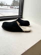 Load image into Gallery viewer, Uggs Casual Shoes Womens 8
