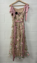 Load image into Gallery viewer, Lulus Maxi Dress Size Medium
