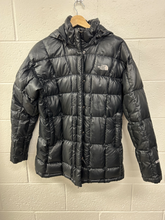 Load image into Gallery viewer, North Face Heavy Outerwear Size Medium
