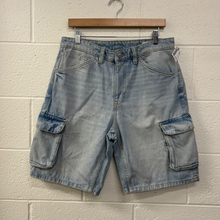 Load image into Gallery viewer, Zara Shorts Size 31
