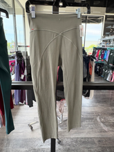 Load image into Gallery viewer, Lulu Lemon Athletic Pants Size Small
