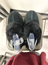 Load image into Gallery viewer, Uggs Sandals Womens 8
