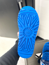 Load image into Gallery viewer, Uggs Casual Shoes Womens 9
