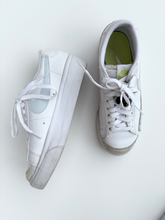 Load image into Gallery viewer, Nike Womens Athletic Shoes Womens 7.5
