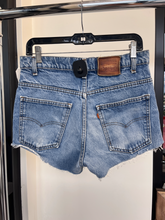 Load image into Gallery viewer, Levi Shorts Size Medium

