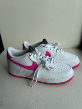 Load image into Gallery viewer, Nike Womens Athletic Shoes Womens 8
