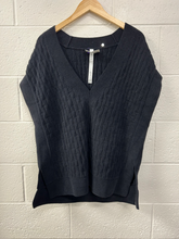 Load image into Gallery viewer, Lulu Lemon Sweater Size Medium
