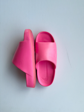 Load image into Gallery viewer, Nike Sandals Womens 8
