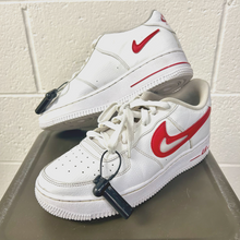 Load image into Gallery viewer, Nike Womens Athletic Shoes Womens 8
