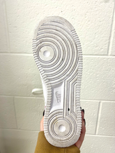 Load image into Gallery viewer, Nike Womens Athletic Shoes Womens 8
