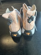 Load image into Gallery viewer, Converse Casual Shoes Womens 7
