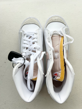 Load image into Gallery viewer, Nike Casual Shoes Womens 8
