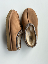 Load image into Gallery viewer, Uggs Boots Womens 9
