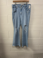 Load image into Gallery viewer, Levi Denim Size 13/14 (32)
