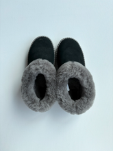 Load image into Gallery viewer, Uggs Boots Womens 8
