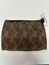 Load image into Gallery viewer, Edikted Short Skirt Size Medium
