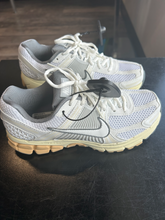 Load image into Gallery viewer, Nike Womens Athletic Shoes Womens 8.5
