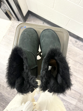 Load image into Gallery viewer, Uggs Boots Womens 7
