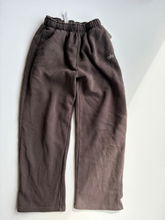 Load image into Gallery viewer, Alo Pants Size Medium
