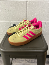 Load image into Gallery viewer, Adidas Womens Athletic Shoes Womens 6.5
