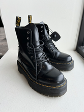 Load image into Gallery viewer, Dr Martens Boots Womens 8.5
