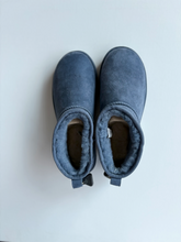 Load image into Gallery viewer, Uggs Boots Womens 9
